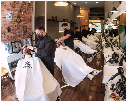 Barbearia lotada de clientes